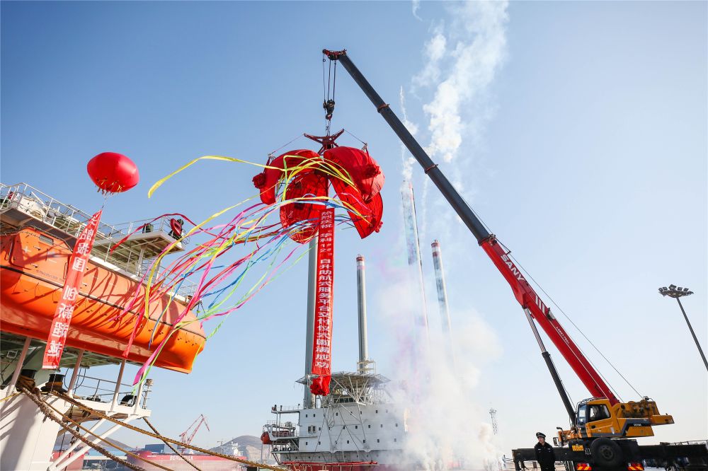 渤船重工建造的華科1號(hào)、2號(hào)自升助航式作業(yè)平臺(tái)命名交工